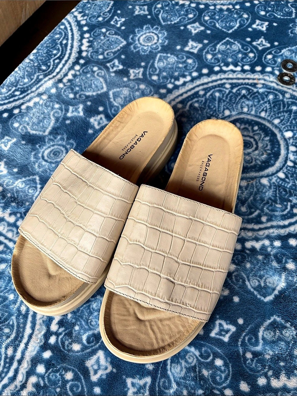 Vagabond Crocodile-Embossed Cream Slide Sandals